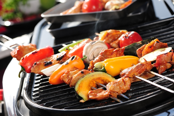 Grillspett som ligger på en grill.